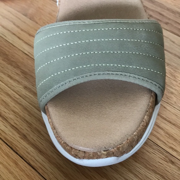 Dr. Scholls women wedge ankle strap Sandals. - Picture 9 of 11